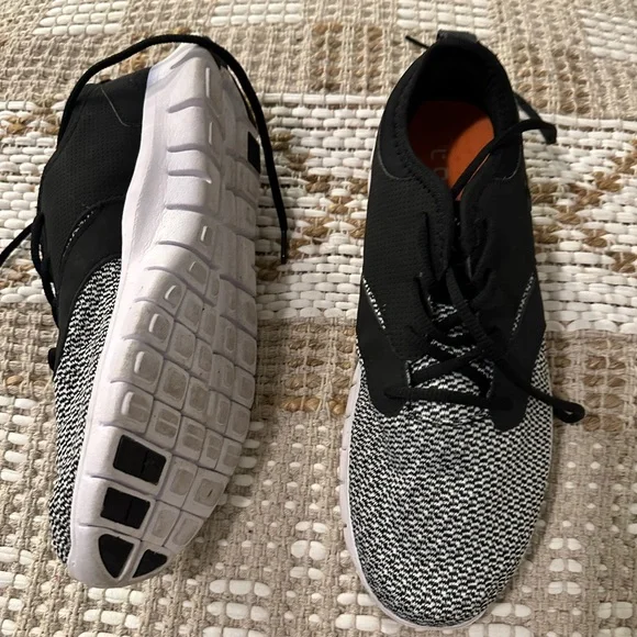 Stylish Black and White Women's Sneakers - Picture 3 of 5